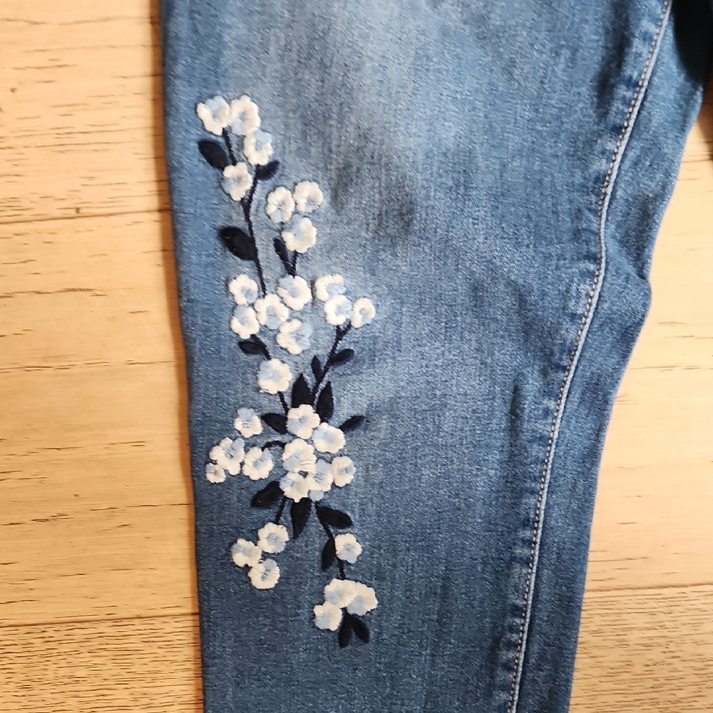 Gap Girlfriend Denim Jeans with Embroidered Flowers - Picture 3 of 10